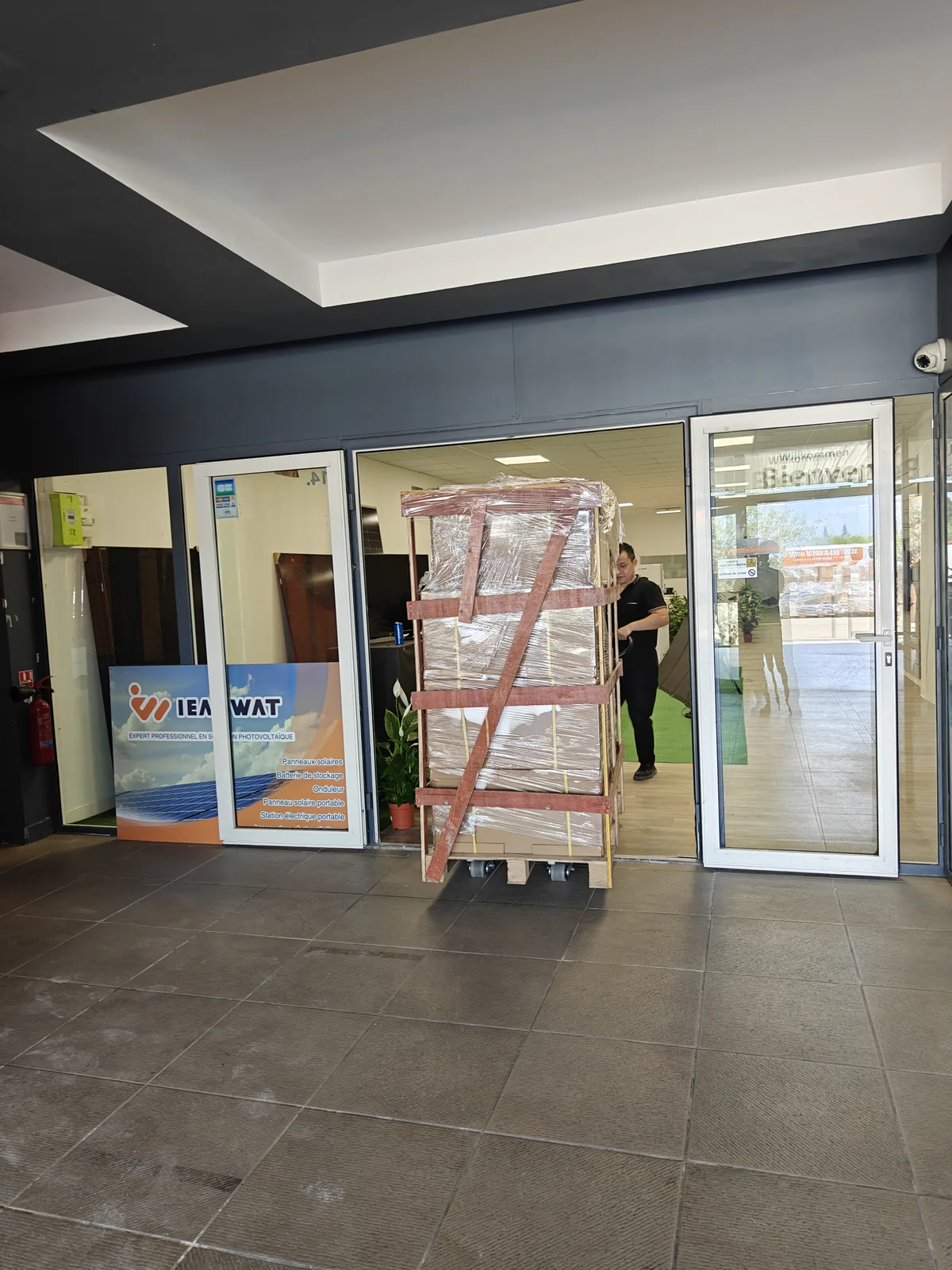 Preparation de materiel devant le showroom IEARWAT de Nimes
