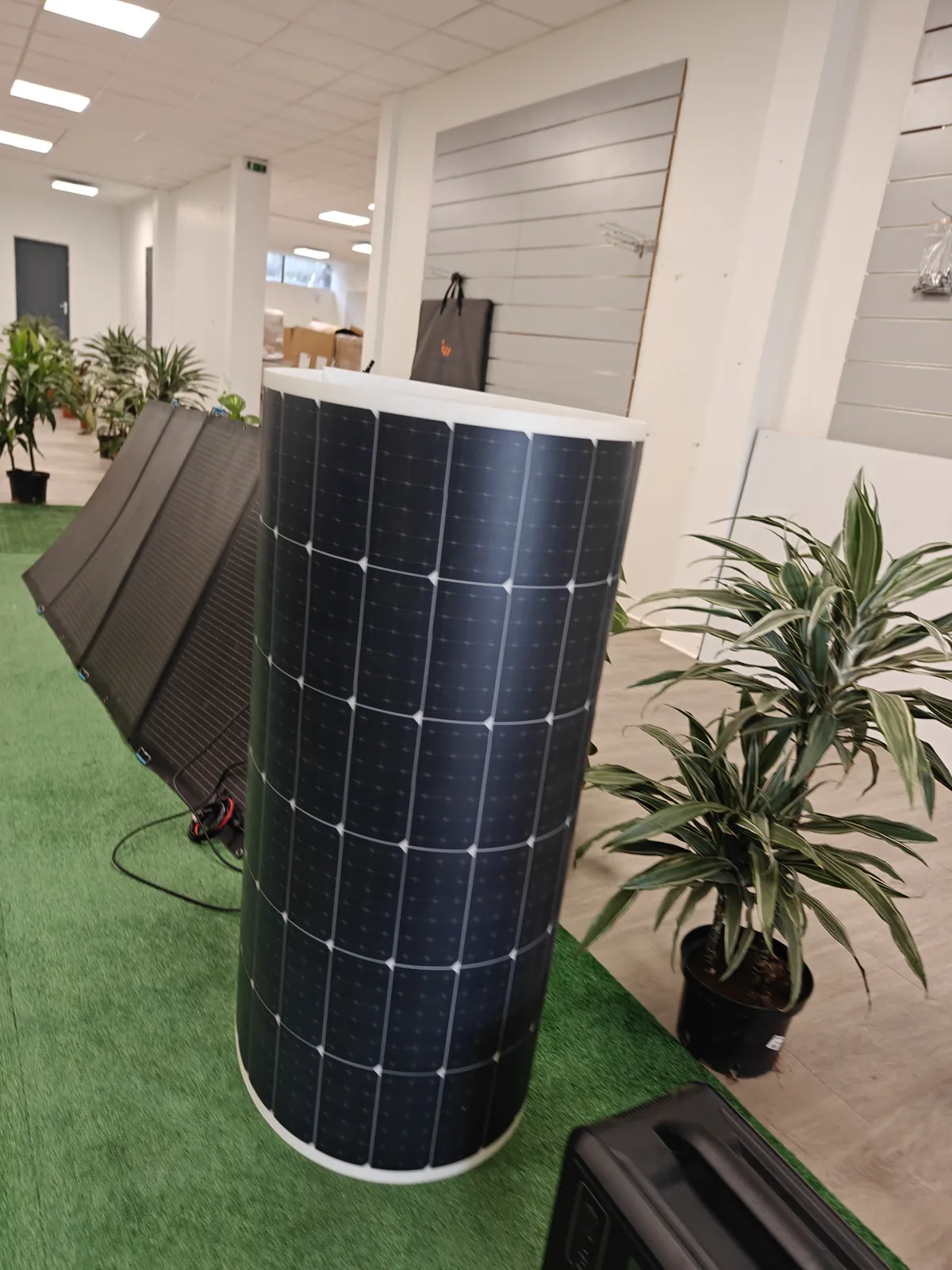 Panneaux flexibles exposes dans le showroom IEARWAT de Nimes