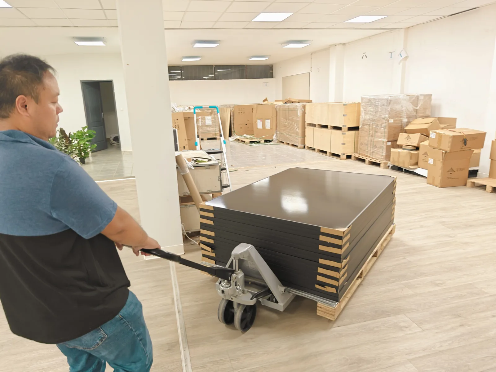 Stock de panneaux dans les locaux IEARWAT de Nimes