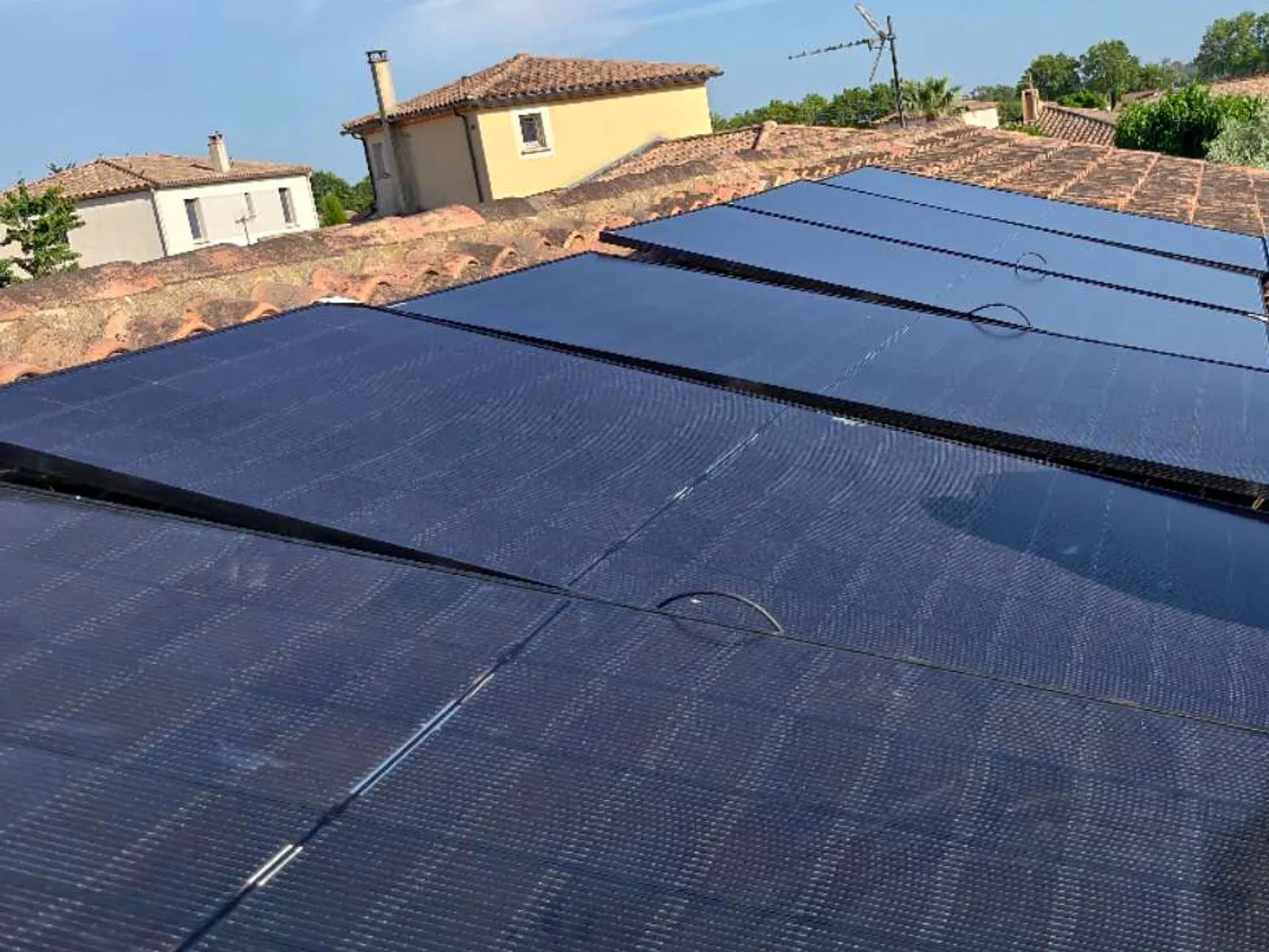 Modules photovoltaïques sur une toiture résidentielle en tuiles à Nîmes